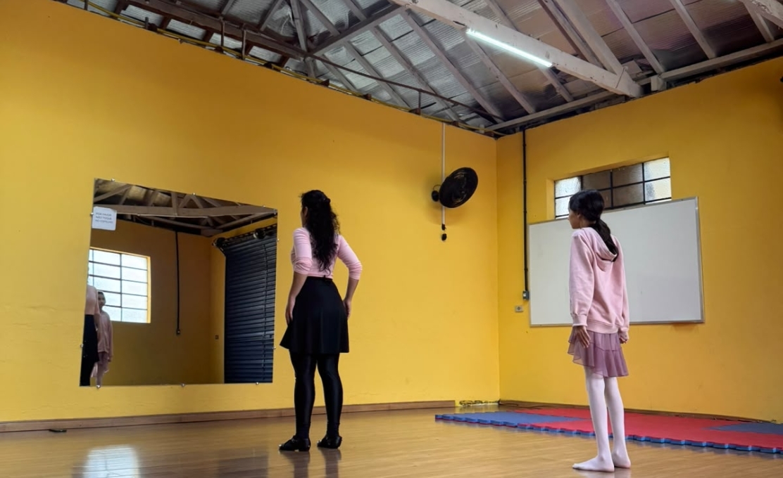 Oficinas Culturais oferecem aula gratuira de ballet para crianças e adultos em Jacarezinho