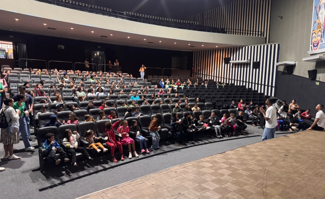 Alunos da rede municipal participam de sessão especial de cinema em ação do Programa +Cultura para as Crianças