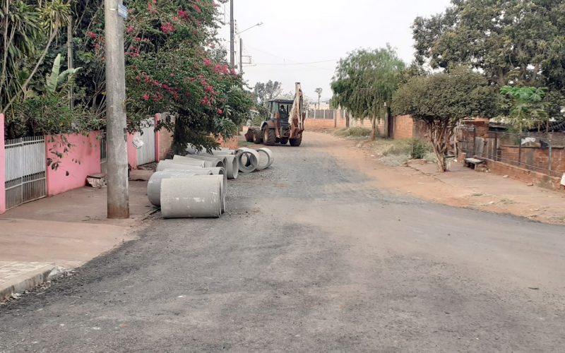 Obras de pavimentação são iniciadas na Vila São Pedro