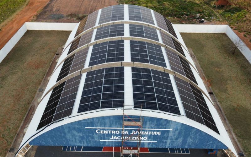 Jacarezinho implanta usinas fotovoltaicas e avança na sustentabilidade