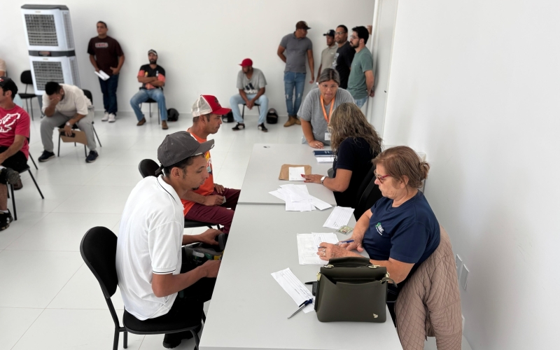 Mutirão de emprego em Jacarezinho atrai mais de 150 candidatos de toda a região! 