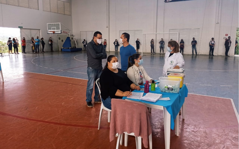 Jacarezinho vacina pessoas entre 53 e 55 anos nesta terça-feira