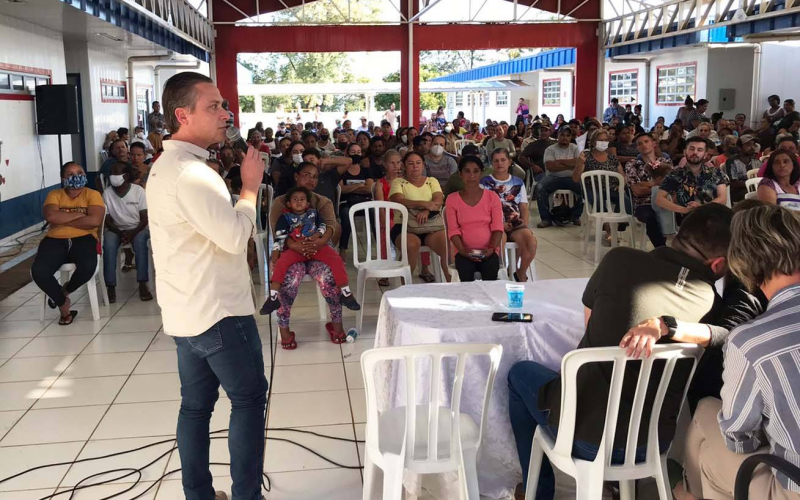 Famílias recebem títulos de propriedade