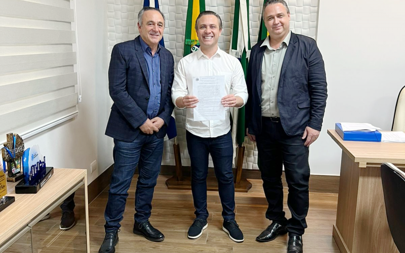 Palhares anuncia instalação de fábrica de vidros no município 
