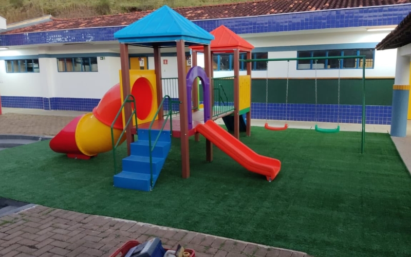Educação conclui instalação de novos playgrounds em EMEIS de Jacarezinho