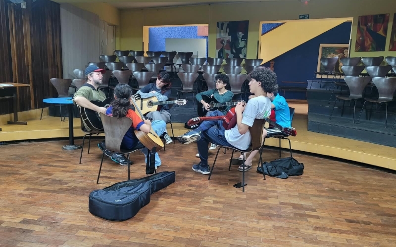 Música para Todos: Jacarezinho Oferece Oficinas Gratuitas de Violão para Crianças, Jovens e Adultos