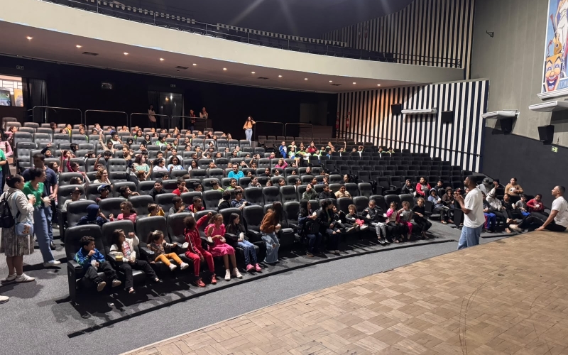 Alunos da rede municipal participam de sessão especial de cinema em ação do Programa +Cultura para as Crianças